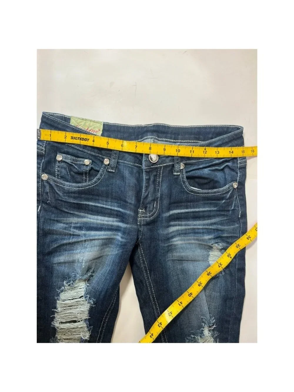 Machine Distressed Denim Capri Jeans Dark Wash Rhinestone Accents Y2K‎ Size 31W